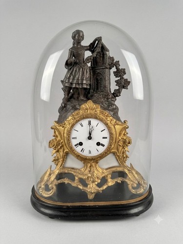 Pendule ancienne sous - globe, en